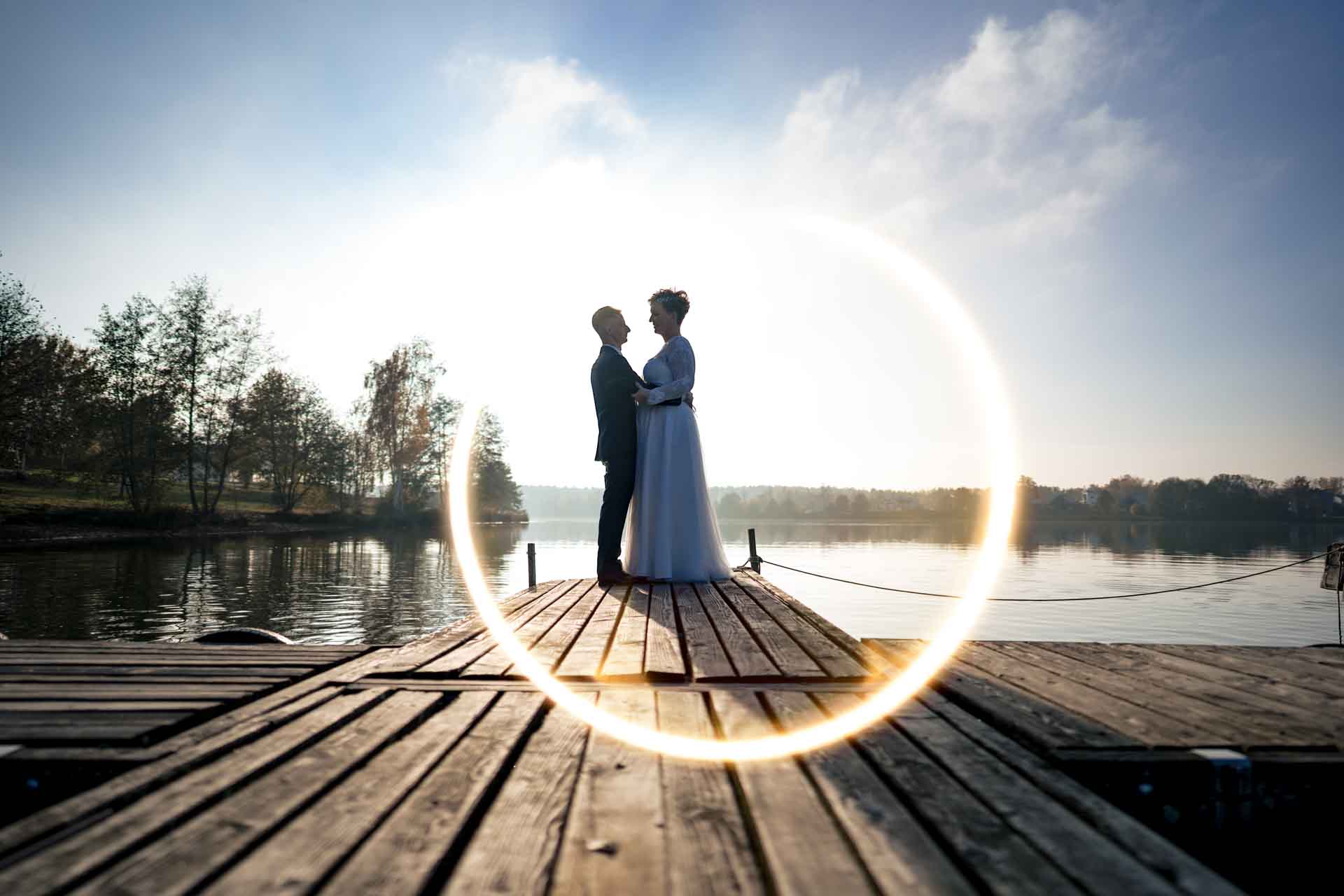 Brautpaar auf Steg bei Sonnenuntergang am Murner See Landkreis Schwandorf